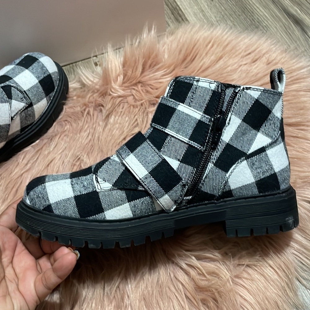 So Black and White Ankle Combat Boots Size 6 - Picture 9 of 9